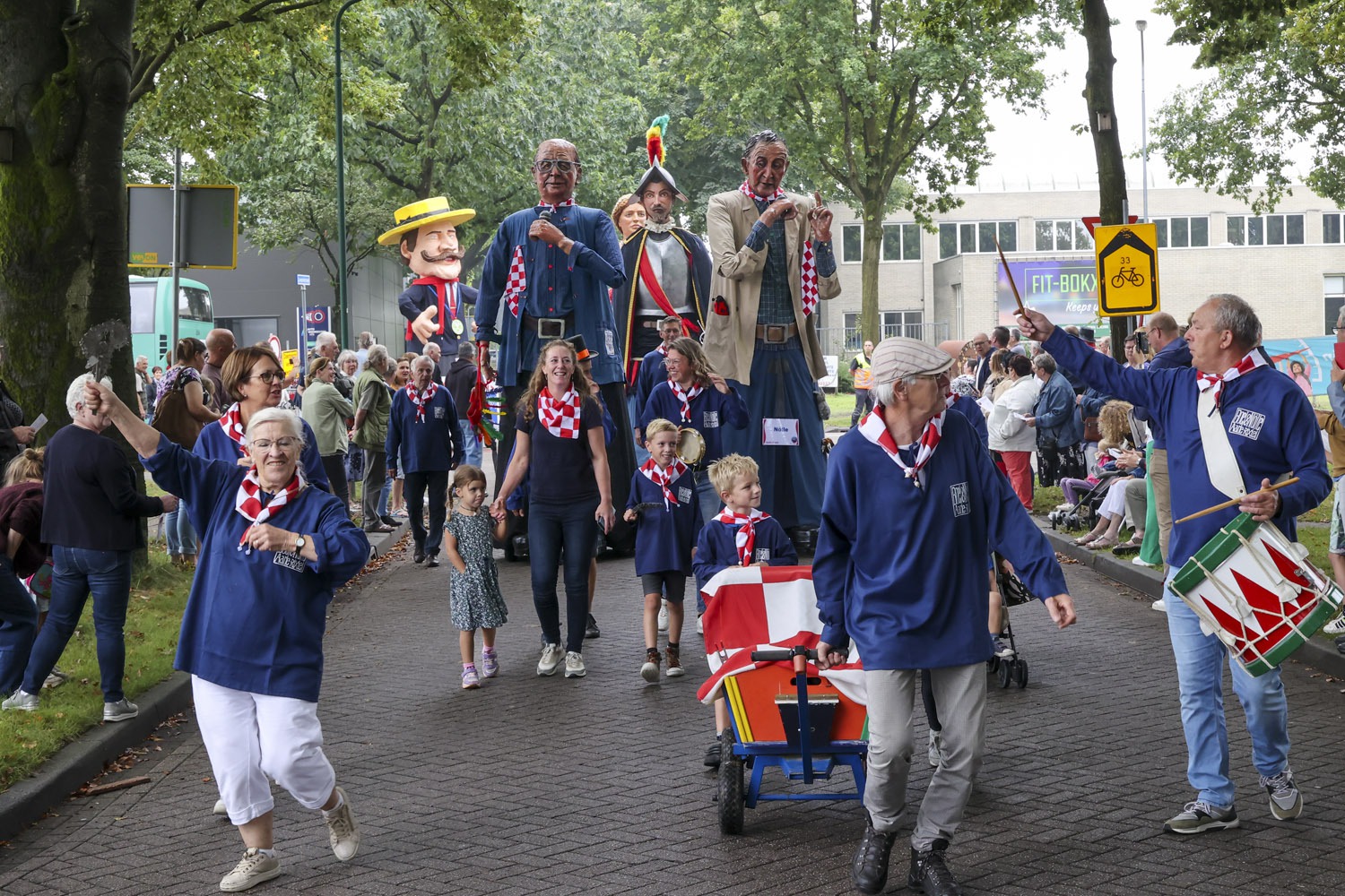 Aarles Reuzengilde in de Reuzenoptocht van Goirle-Riel