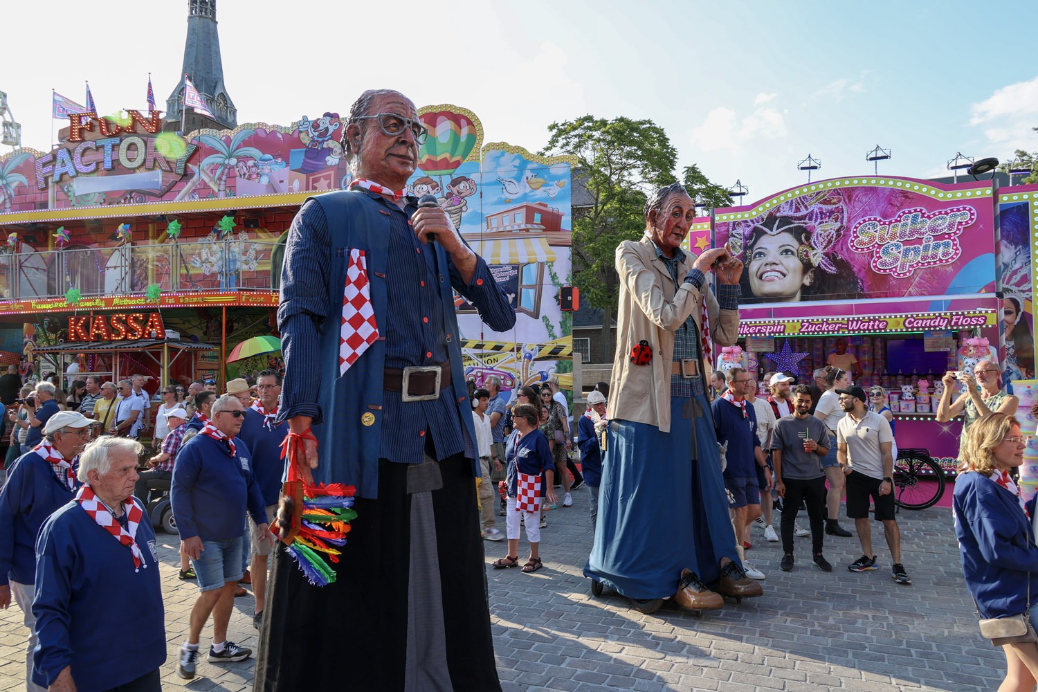 Aarlese Reuzen Boel en Nölle eregasten op Tilburgse kermis