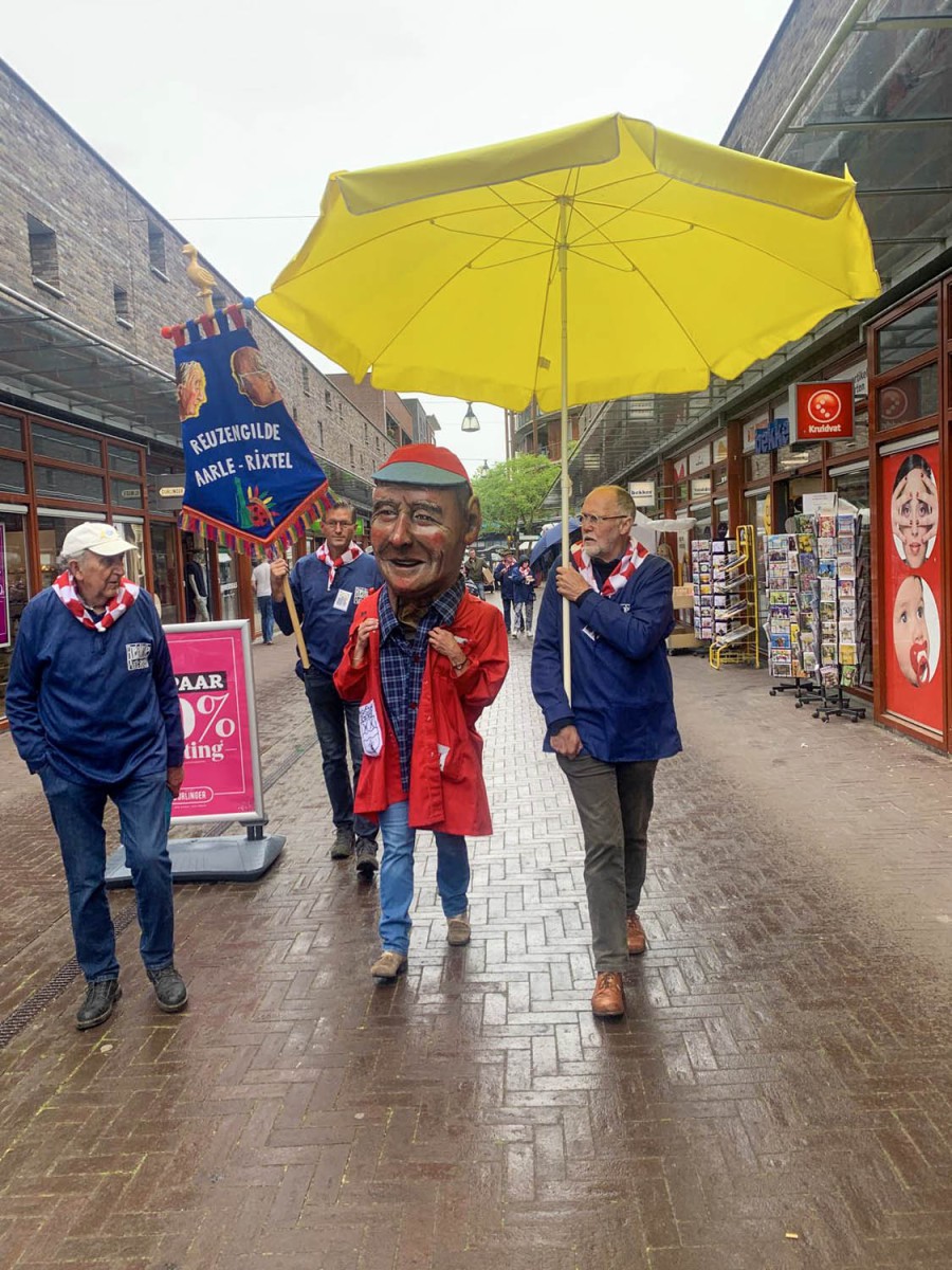 Aarles Reuzengilde in Goirle op verjaarsvisite