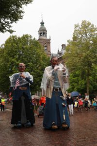 De Aarlese reuzen in de optocht