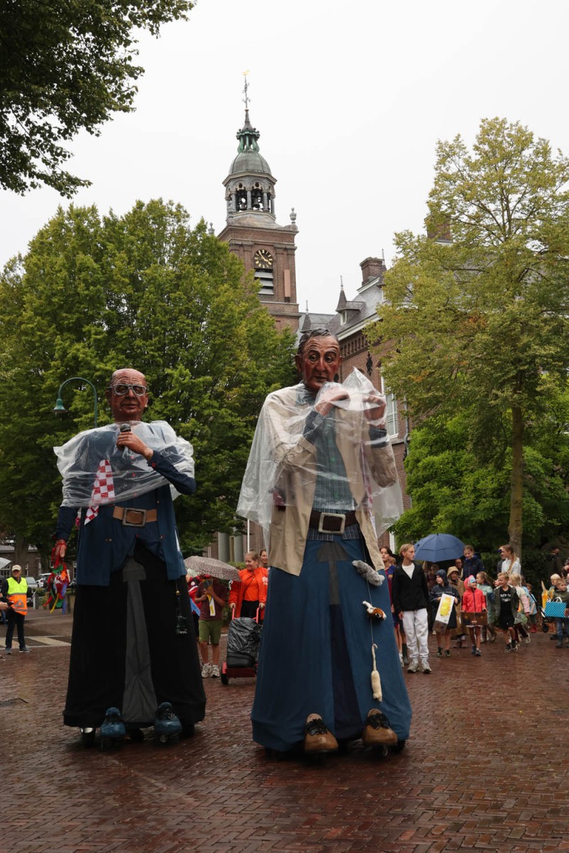 De Aarlese reuzen in de optocht